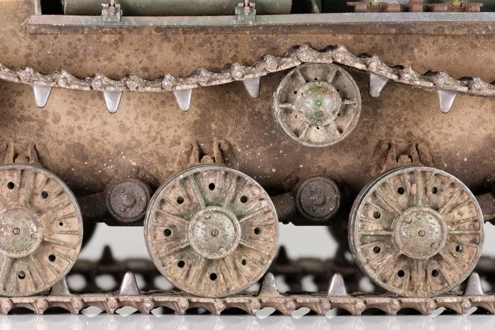 Bronco KV-122, muddy running gear and hull
