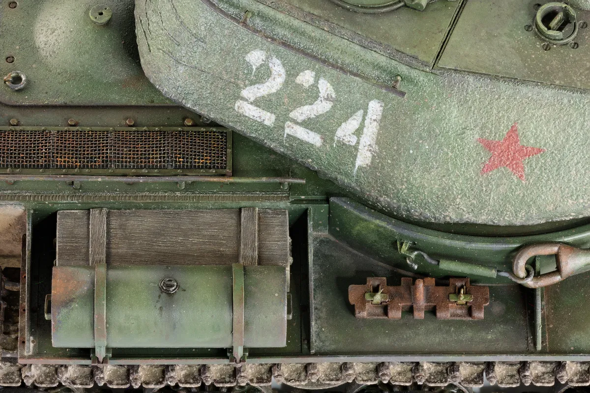 Bronco KV-122 model, close up of the right track guard