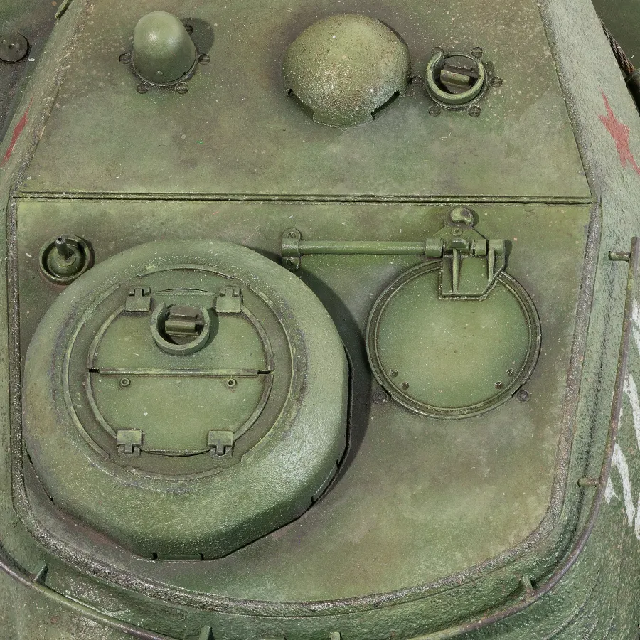 Bronco KV-122 model, close up of weathering on the turret roof