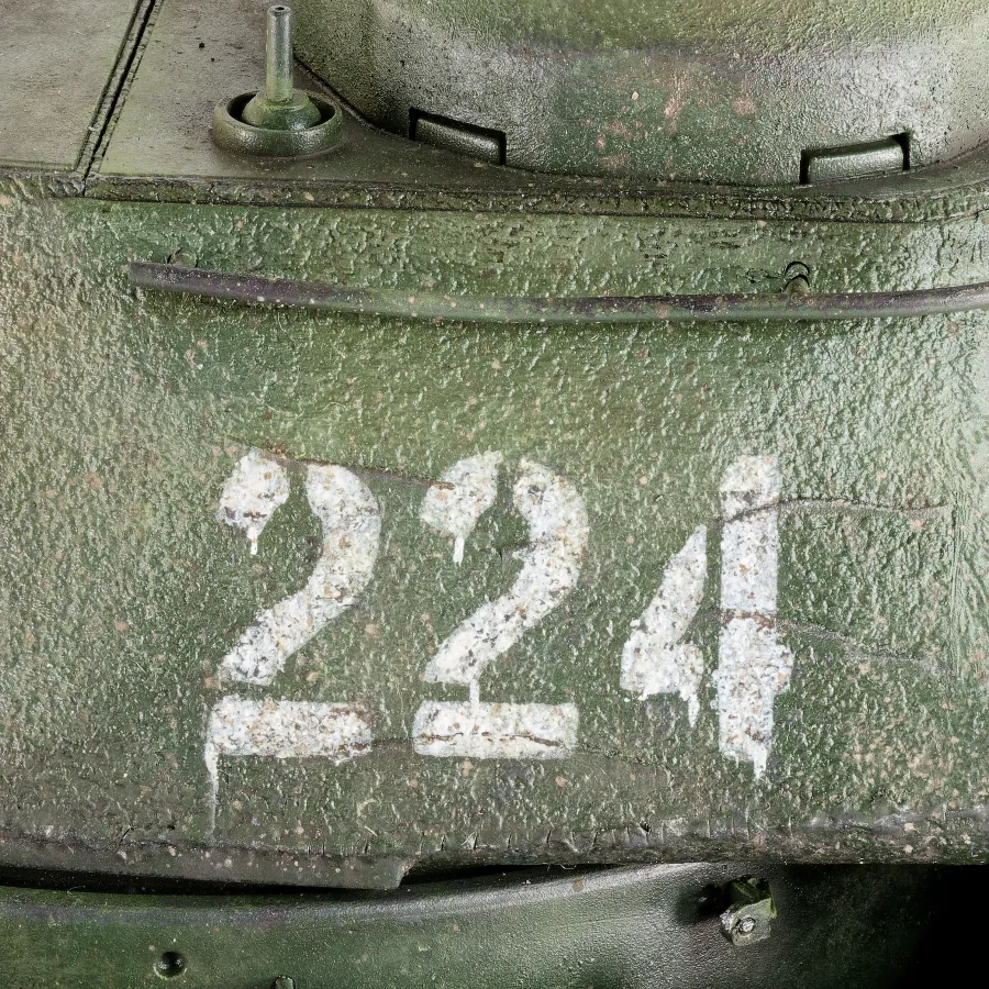 Bronco KV-122 model, close up of turret and markings