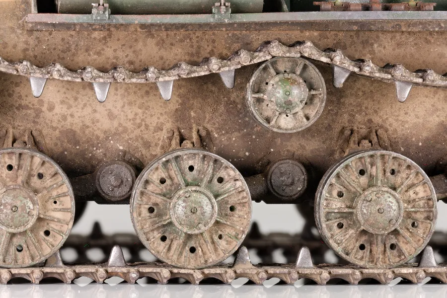 Bronco KV-122 model, close up of muddy wheels and hull