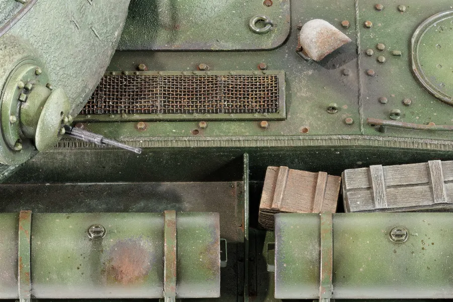 Bronco KV-122 model, close up of the fuel tanks