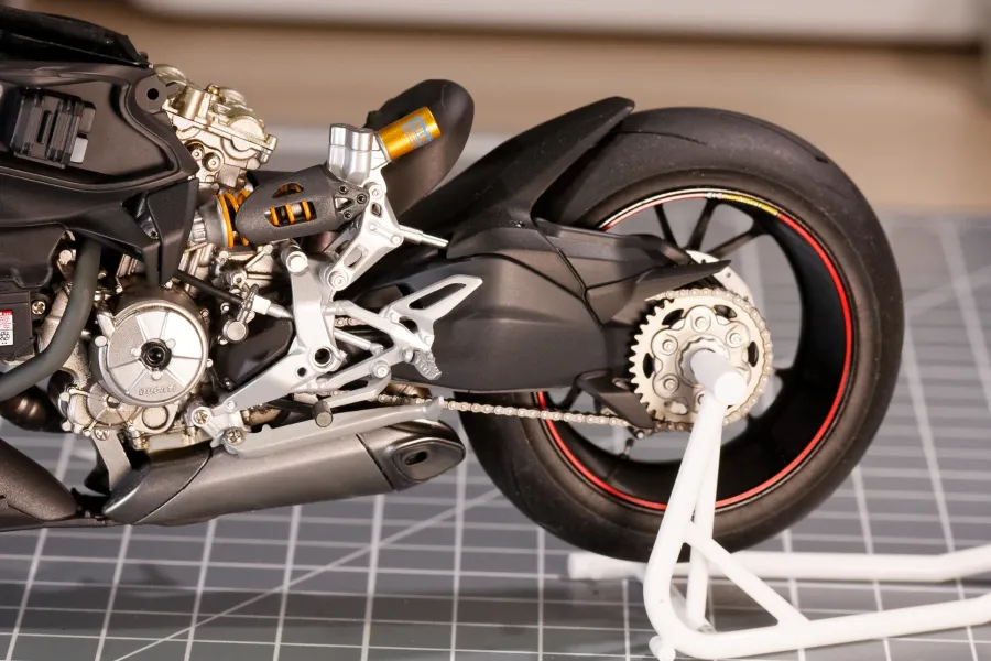 Satin finish made with Model Air and Premium gloss varnish 